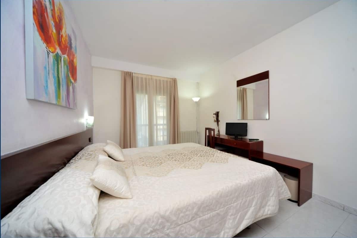 Cortinas blackout, wifi gratis y ropa de cama