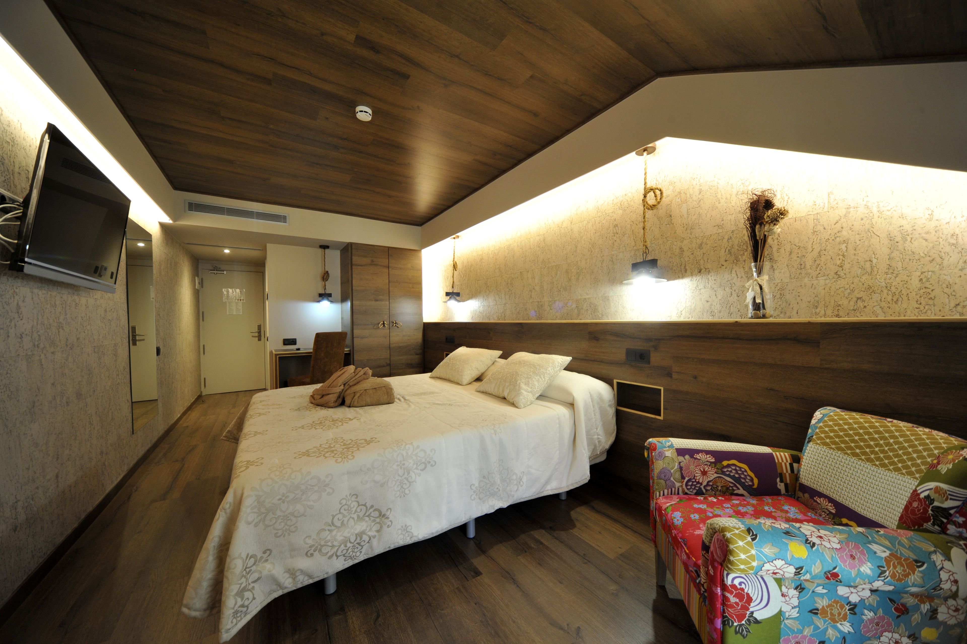 desk, blackout curtains, free wifi, bed sheets