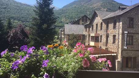 Skrivebord, blendingsgardiner, wi-fi (inkludert) og sengetøy