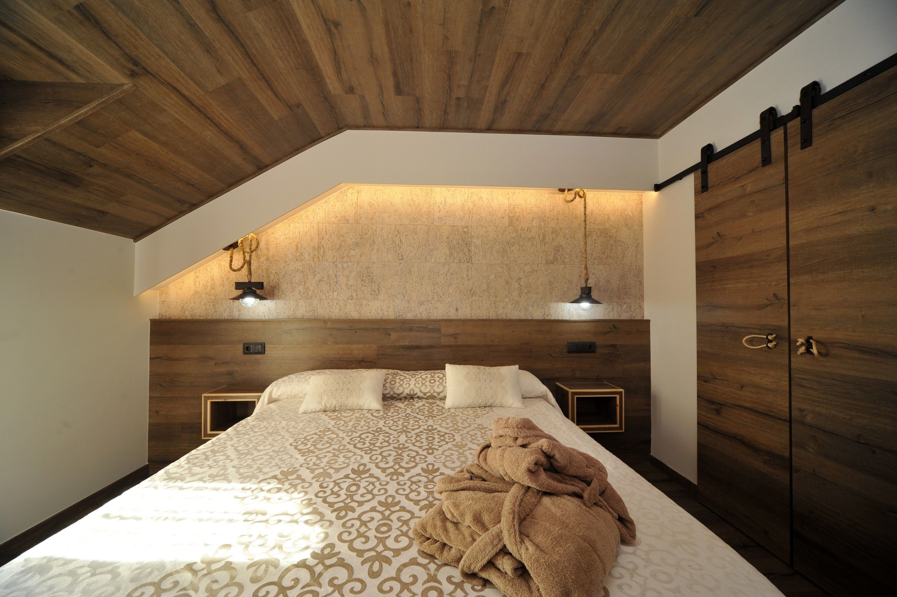 2 dias de forfait en espot esqui - 1 noche de hotel  habitacion doble superior  | desk, blackout curtains, free wifi, bed sheets