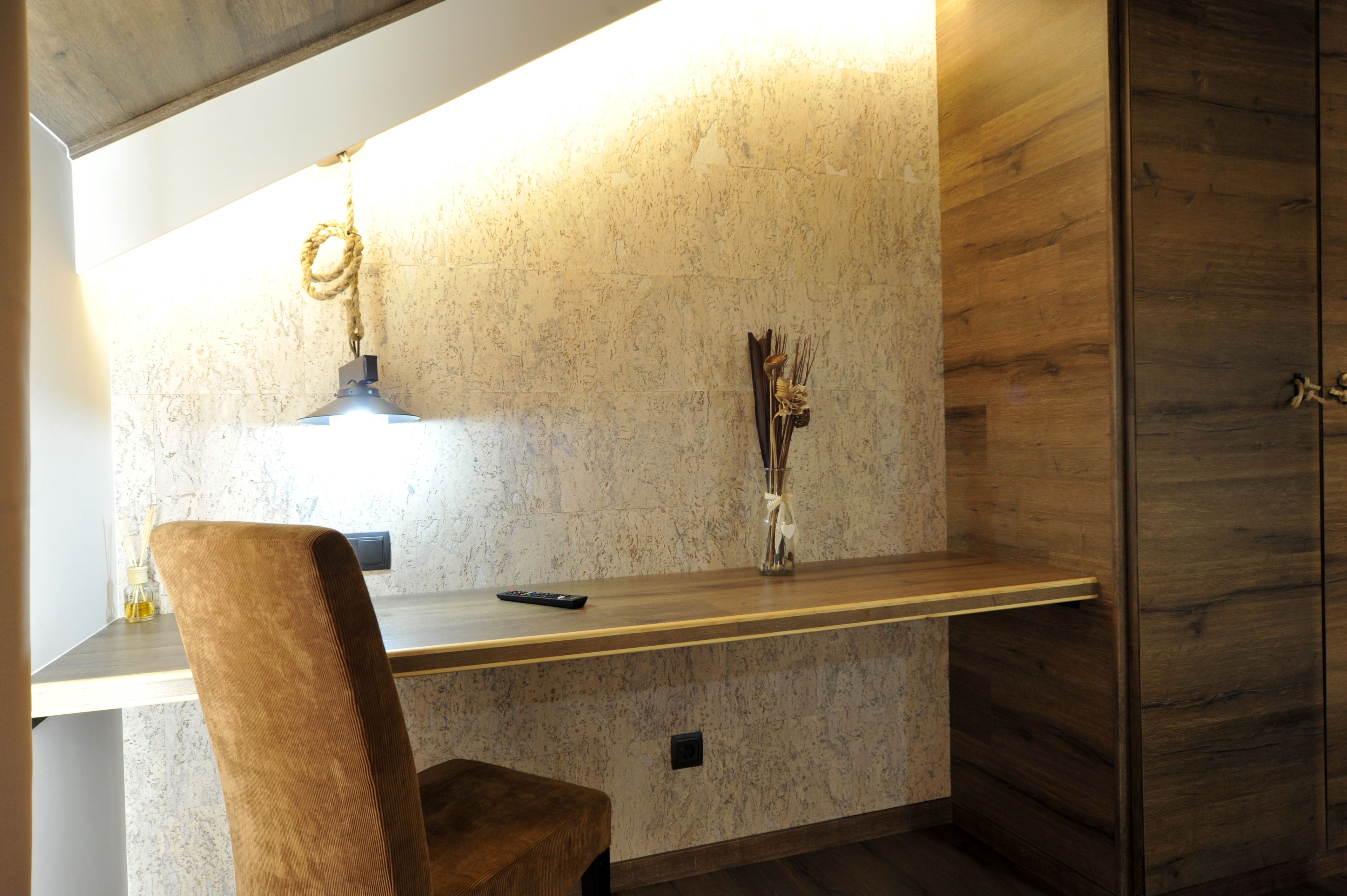 2 dias de forfait en espot esqui - 1 noche de hotel suite junior  | desk, blackout curtains, free wifi, bed sheets