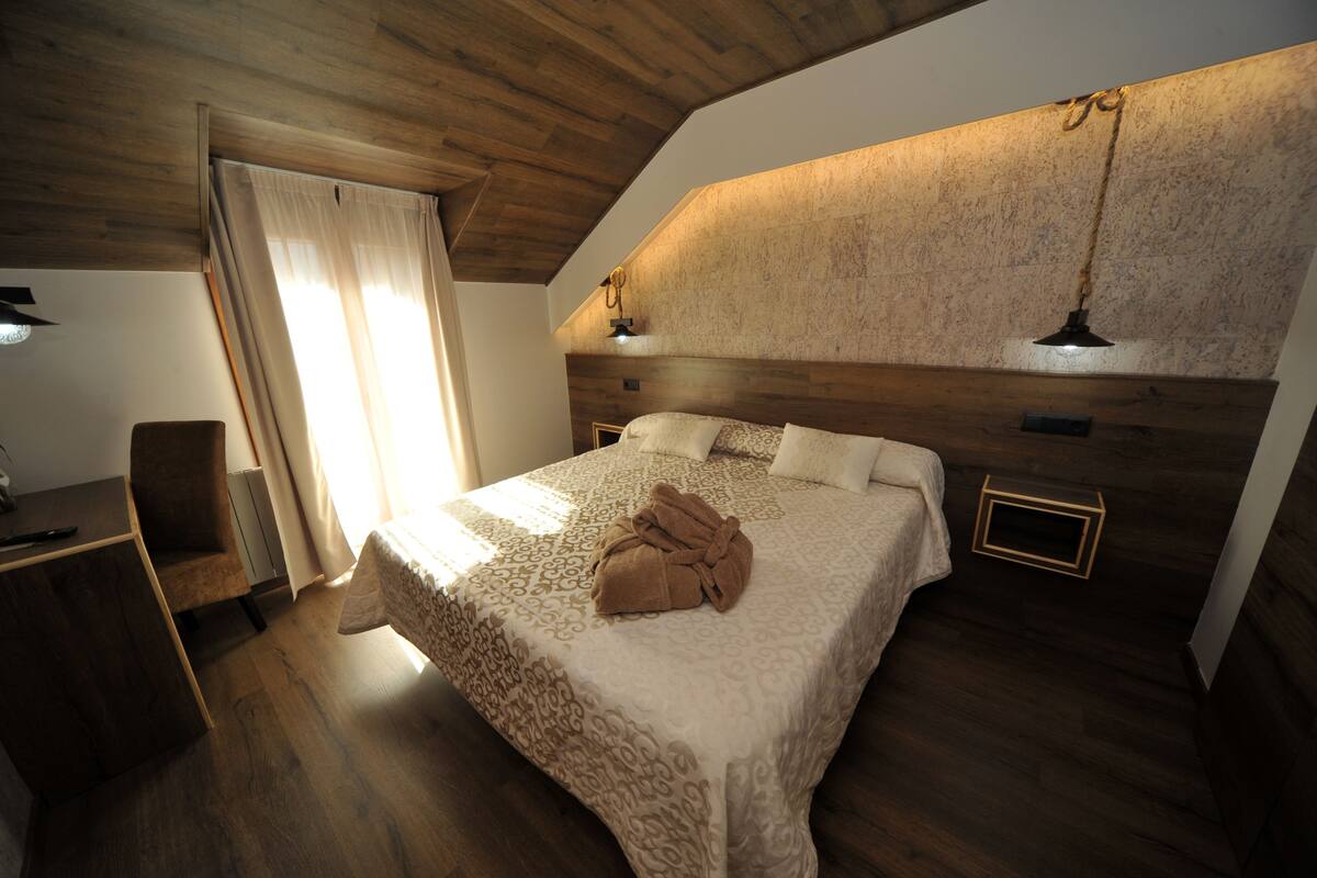 2 dias de forfait en Espot esqui - 1 noche de hotel Habitacion doble superior | Työpöytä, pimennysverhot, ilmainen Wi-Fi, vuodevaatteet