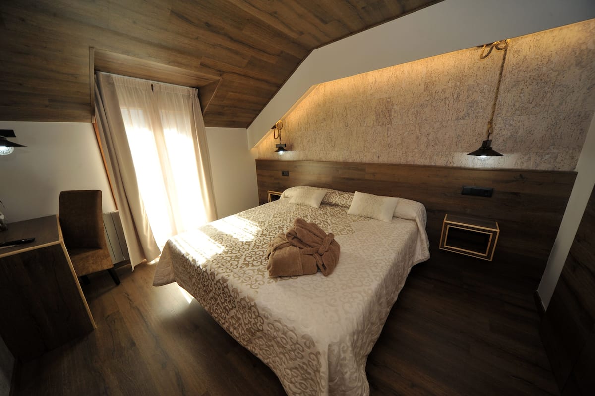 2 dias de forfait en Espot esqui - 1 noche de hotel Habitacion doble superior | Escritorio, cortinas blackout, wifi gratis y ropa de cama