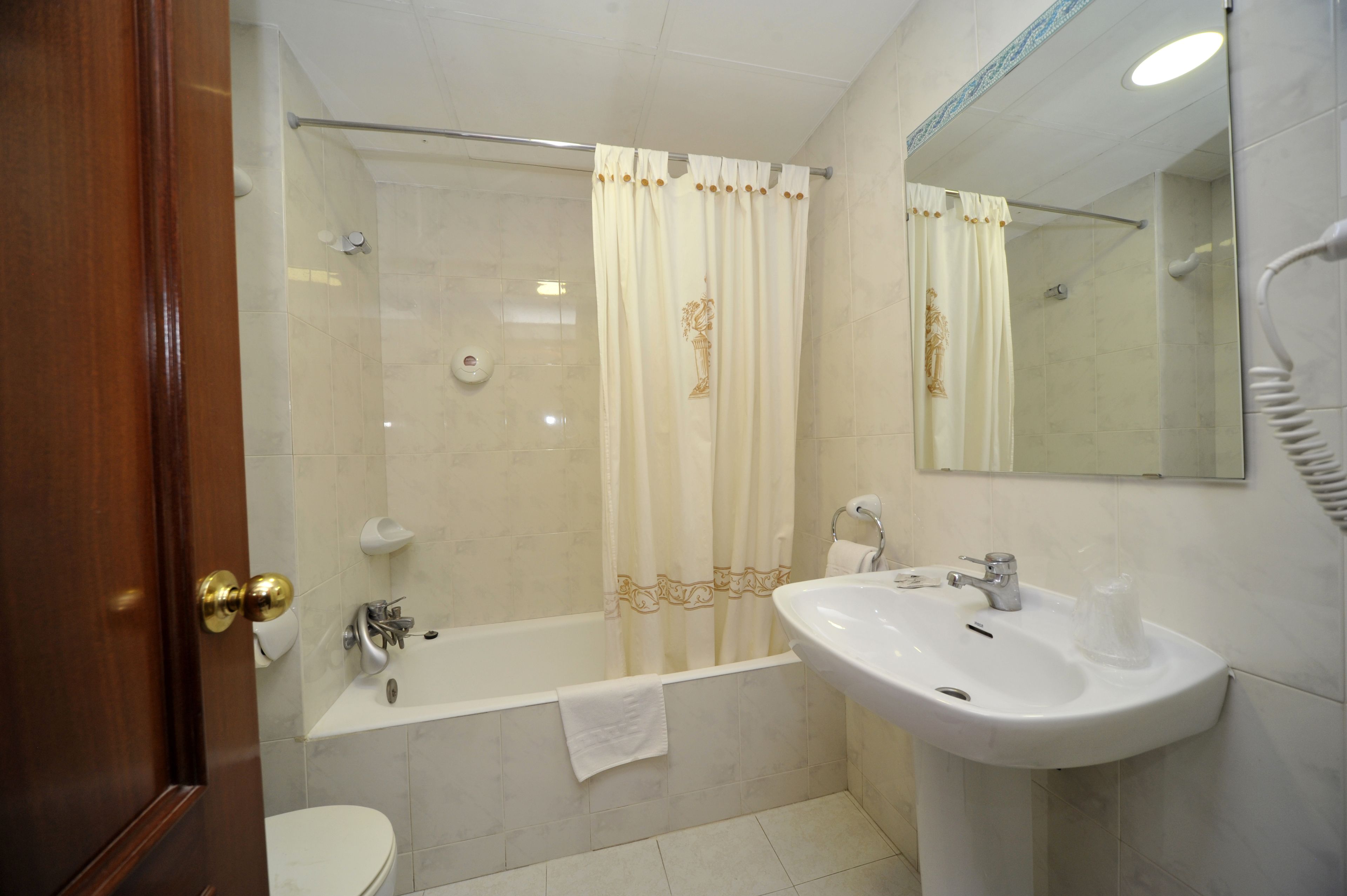 deep-soaking bathtub, free toiletries, hair dryer, towels