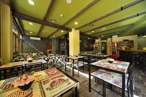 供应早餐、午餐和晚餐