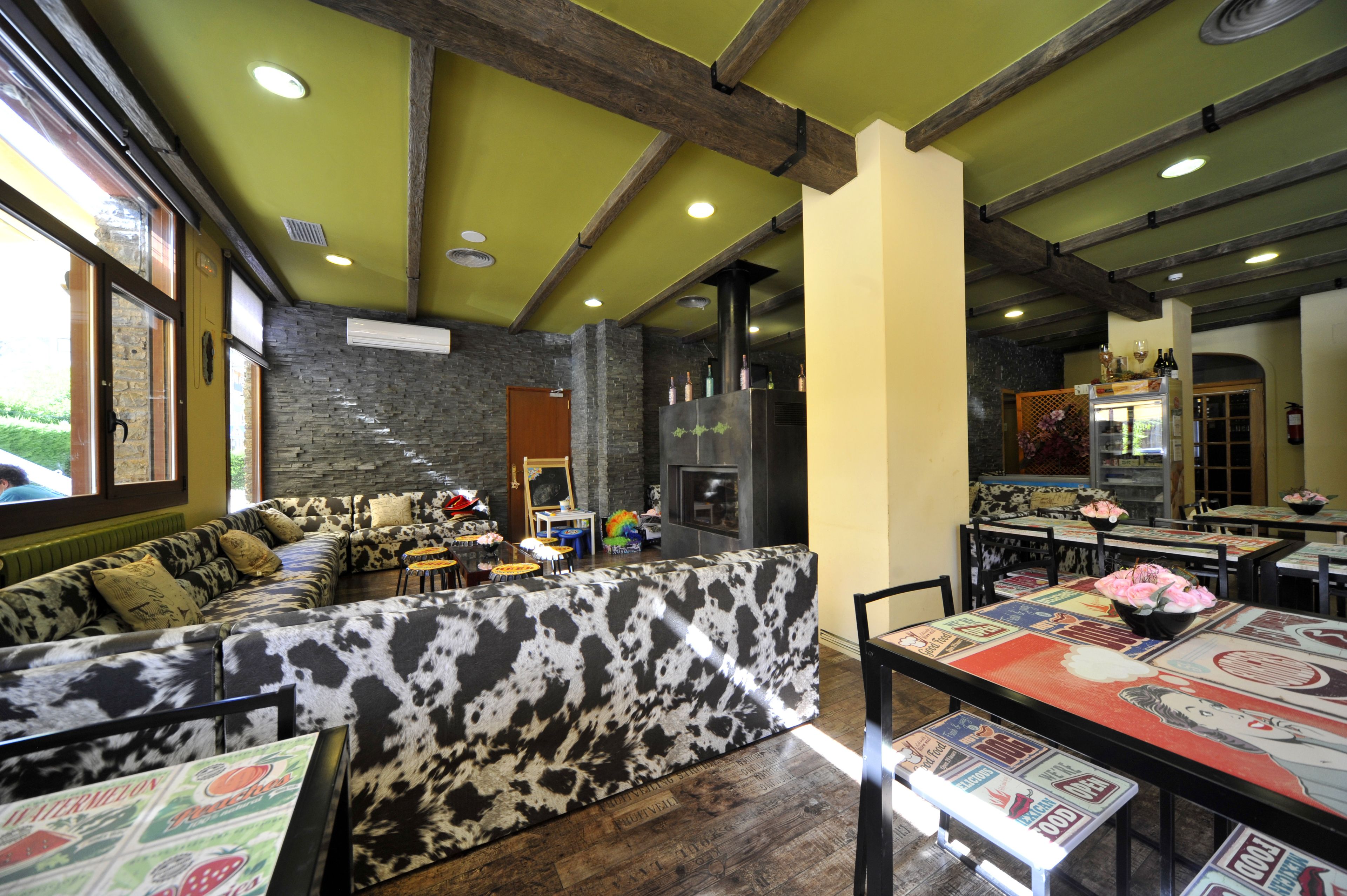 breakfast, lunch and dinner served