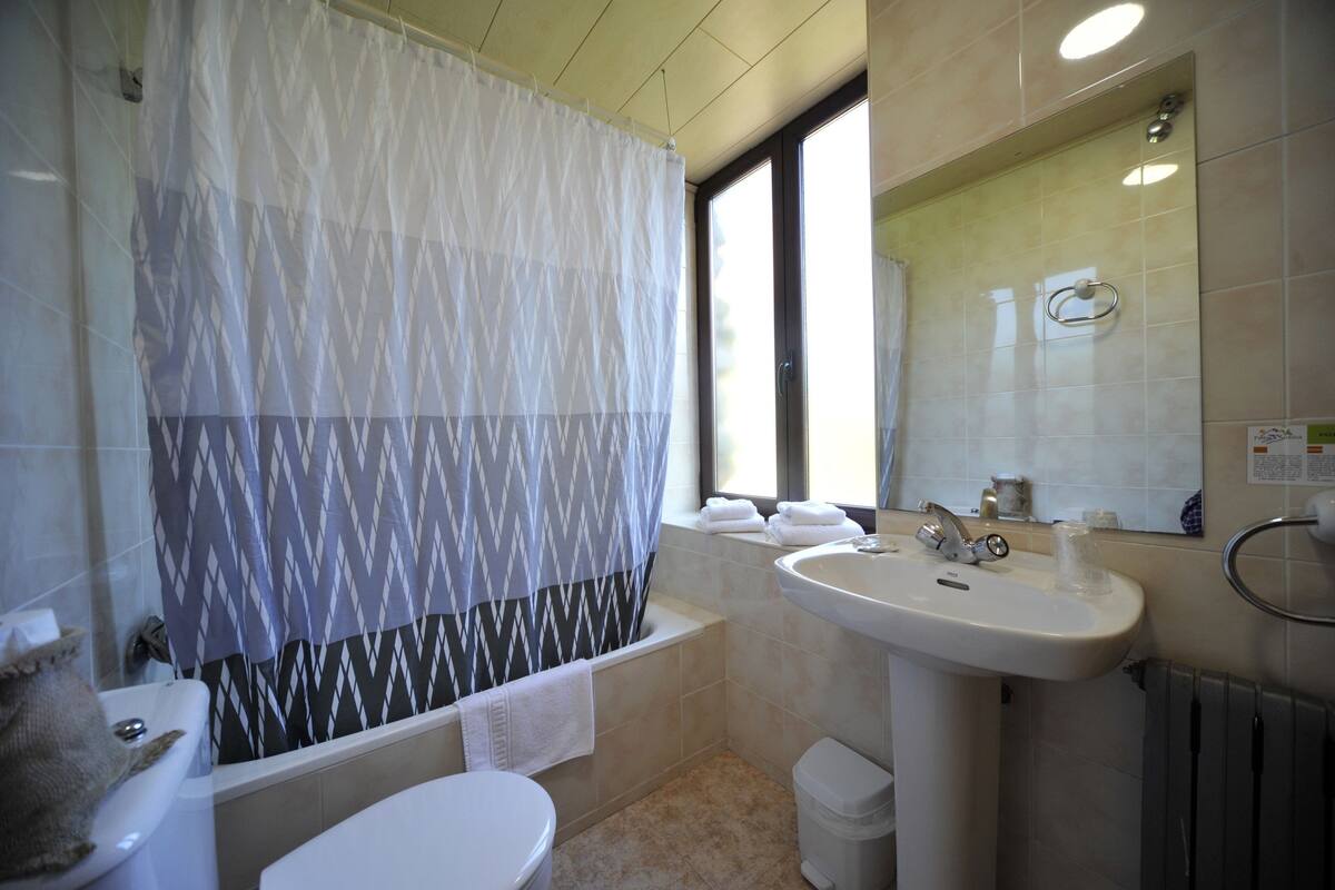 deep-soaking bathtub, free toiletries, hair dryer, towels