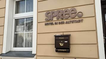 Une enseigne d’hôtel portant le nom « SPREE » et l’inscription « HOTEL IN DER ALTSSTADT », indiquant son emplacement.