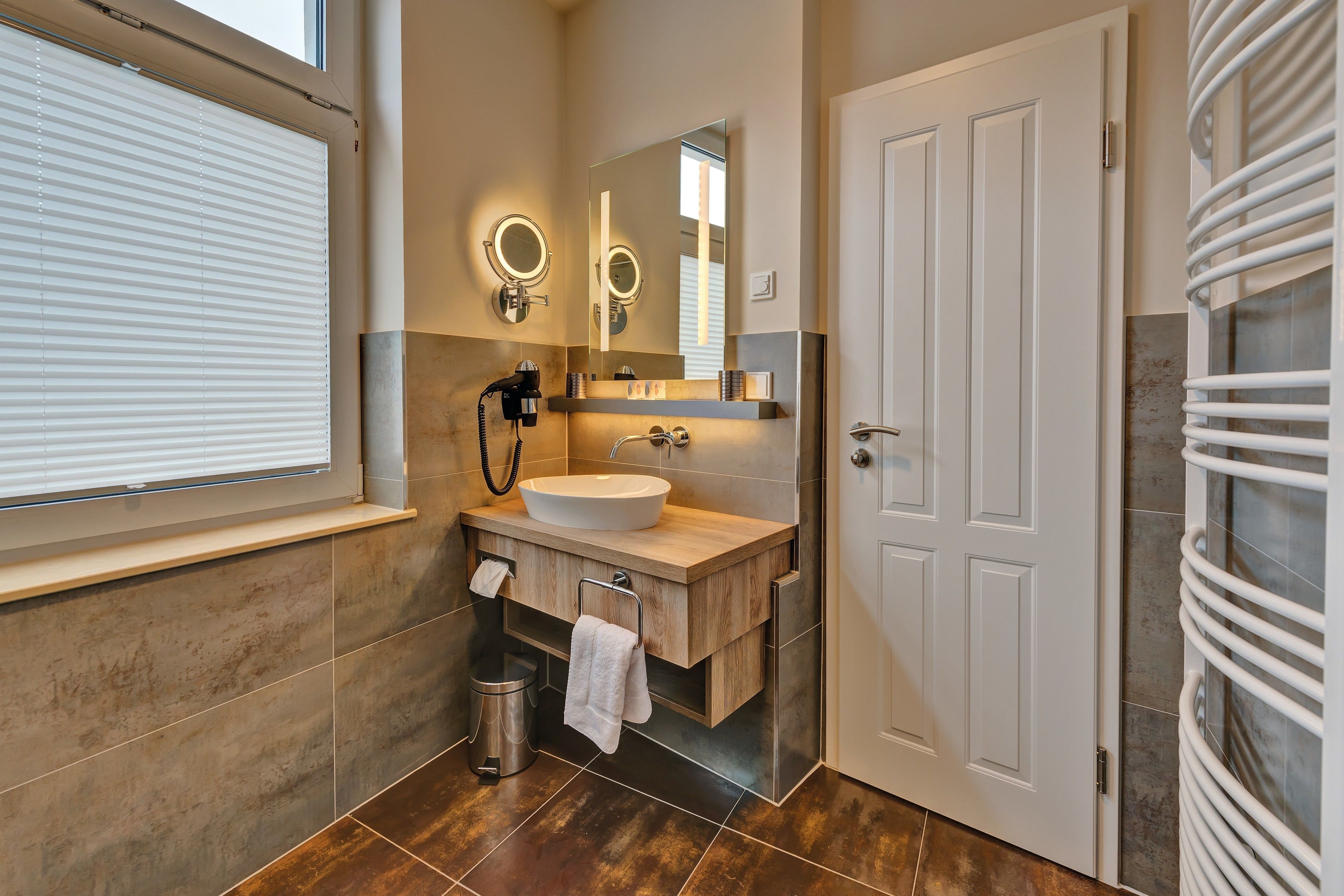 deluxe double room (tuerkis) | bathroom | shower, rainfall showerhead, free toiletries, hair dryer