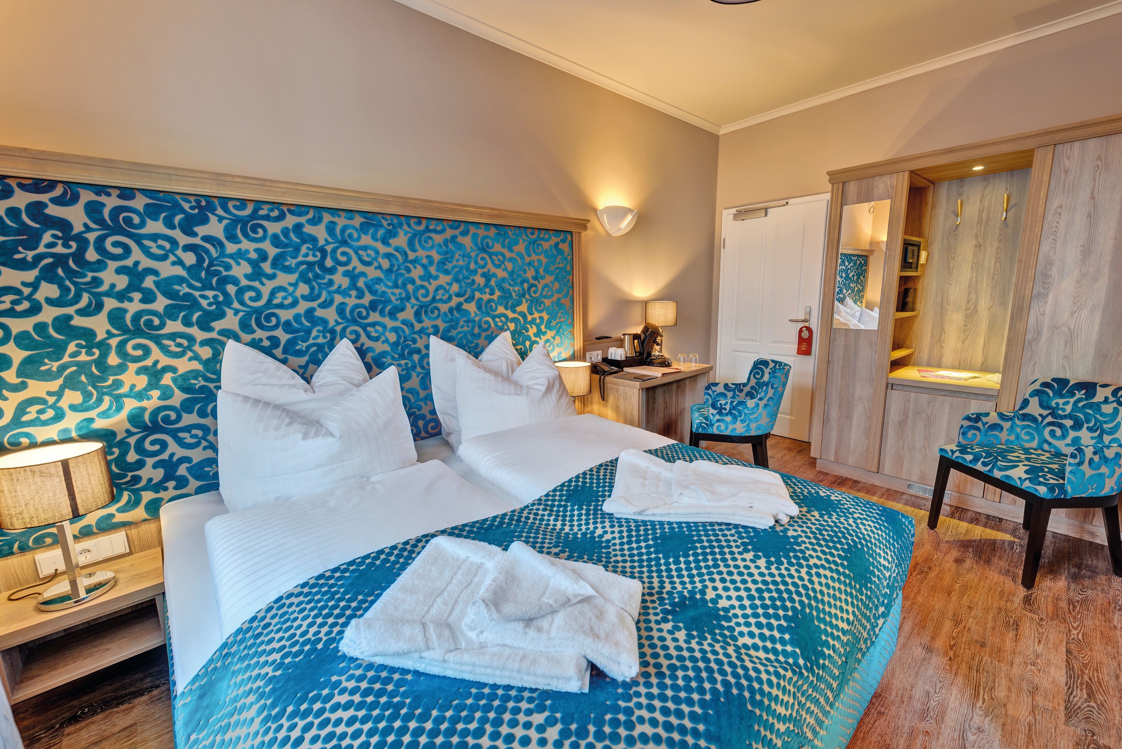 deluxe double room (tuerkis) | minibar, in-room safe, individually decorated, desk