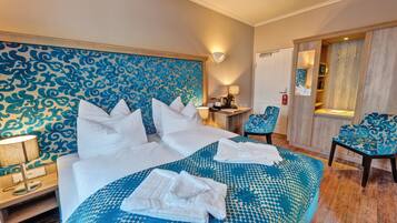 Kamar Double Deluks (Tuerkis) | Minibar, brankas, didekorasi berbeda-beda, dan meja kerja