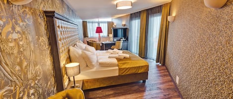 Deluxe Double Room, Non Smoking (Gold) | Minibar, in-room safe, individually decorated, desk