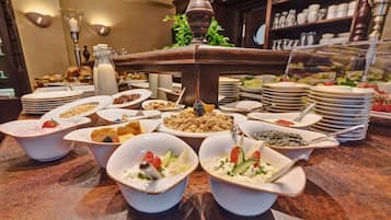 Café da manhã com buffet grátis todos os dias