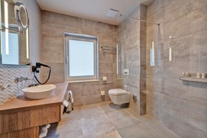 Bruser, brusehoved med spredningseffekt, gratis toiletartikler