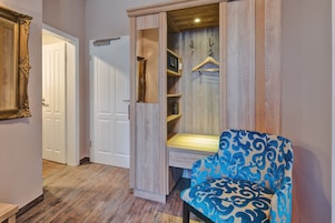 Deluxe Double Room (Tuerkis) | Minibar, in-room safe, individually decorated, desk