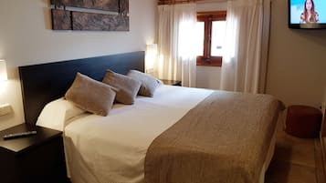 Double Room | Individually decorated, individually furnished, cots/infant beds