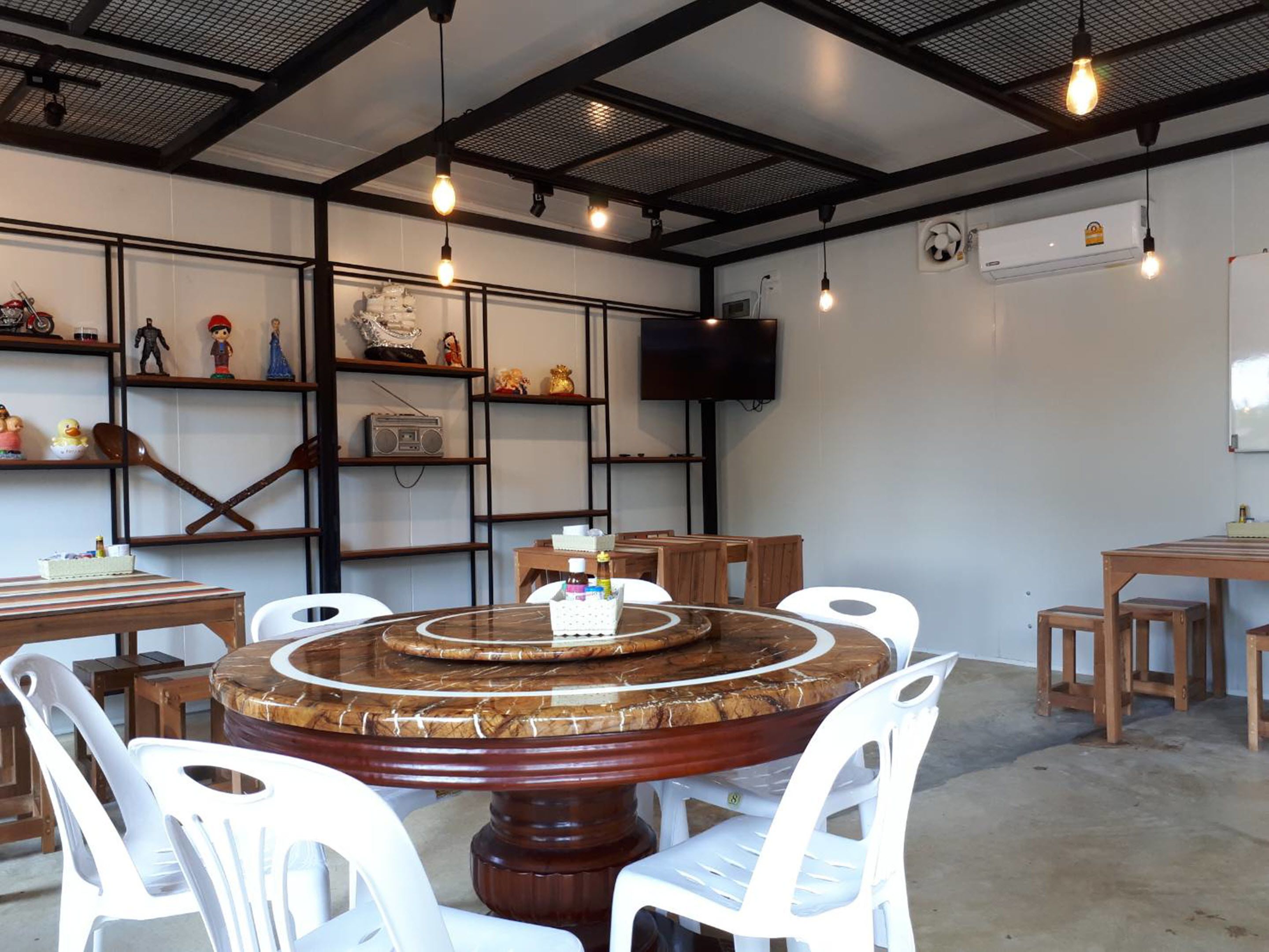 供應早餐、午餐、晚餐；泰國菜