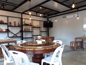 Breakfast, lunch, dinner served; Thai cuisine 