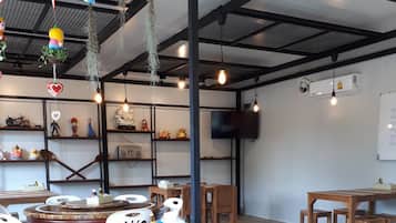 Breakfast, lunch, dinner served; Thai cuisine