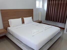 Blackout drapes, free WiFi