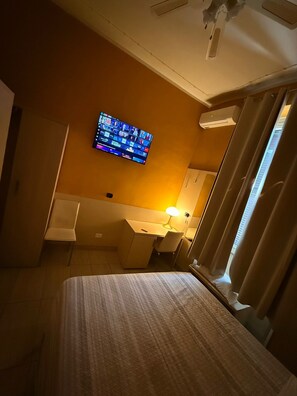 Single Room | Desk, laptop workspace, soundproofing, free WiFi