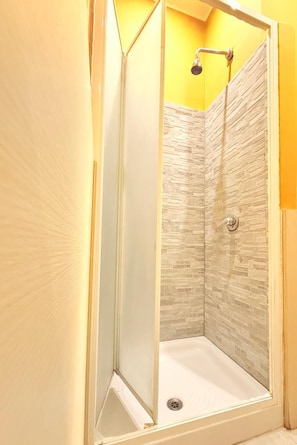 Chambre Double ou avec lits jumeaux | Salle de bain | Douche, articles de toilette gratuits, sĂšche-cheveux