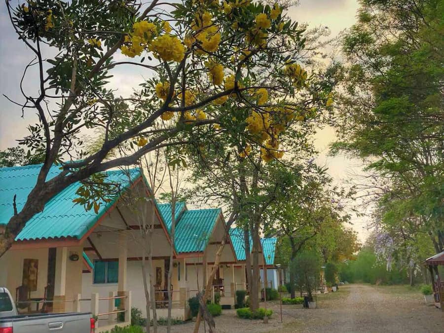 Façana frontal de l'allotjament (vespre/nit)