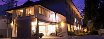 Fachada de la propiedad por la tarde o noche