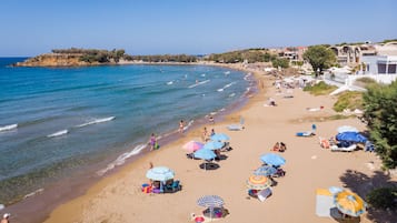 Trên bãi biển, quán bar trên bãi biển