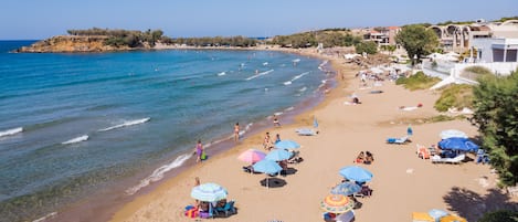 Trên bãi biển, quán bar trên bãi biển