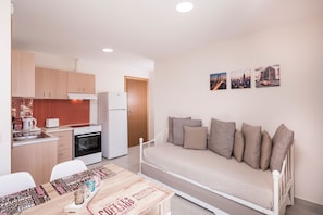 Appartement, 2 slaapkamers, balkon, uitzicht op zee | Woonruimte | Flatscreentelevisie