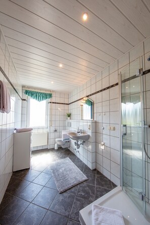 Holiday Apartment 3 Dornfelder | Bathroom