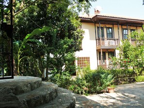 Vista frontal de la propiedad