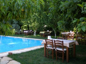 Tempat makan luar