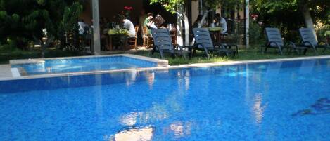 Außenpool, Sonnenschirme, Liegestühle