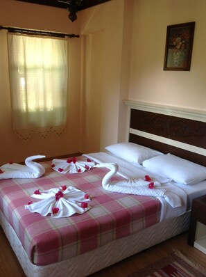 Escritorio y tabla de planchar con plancha 