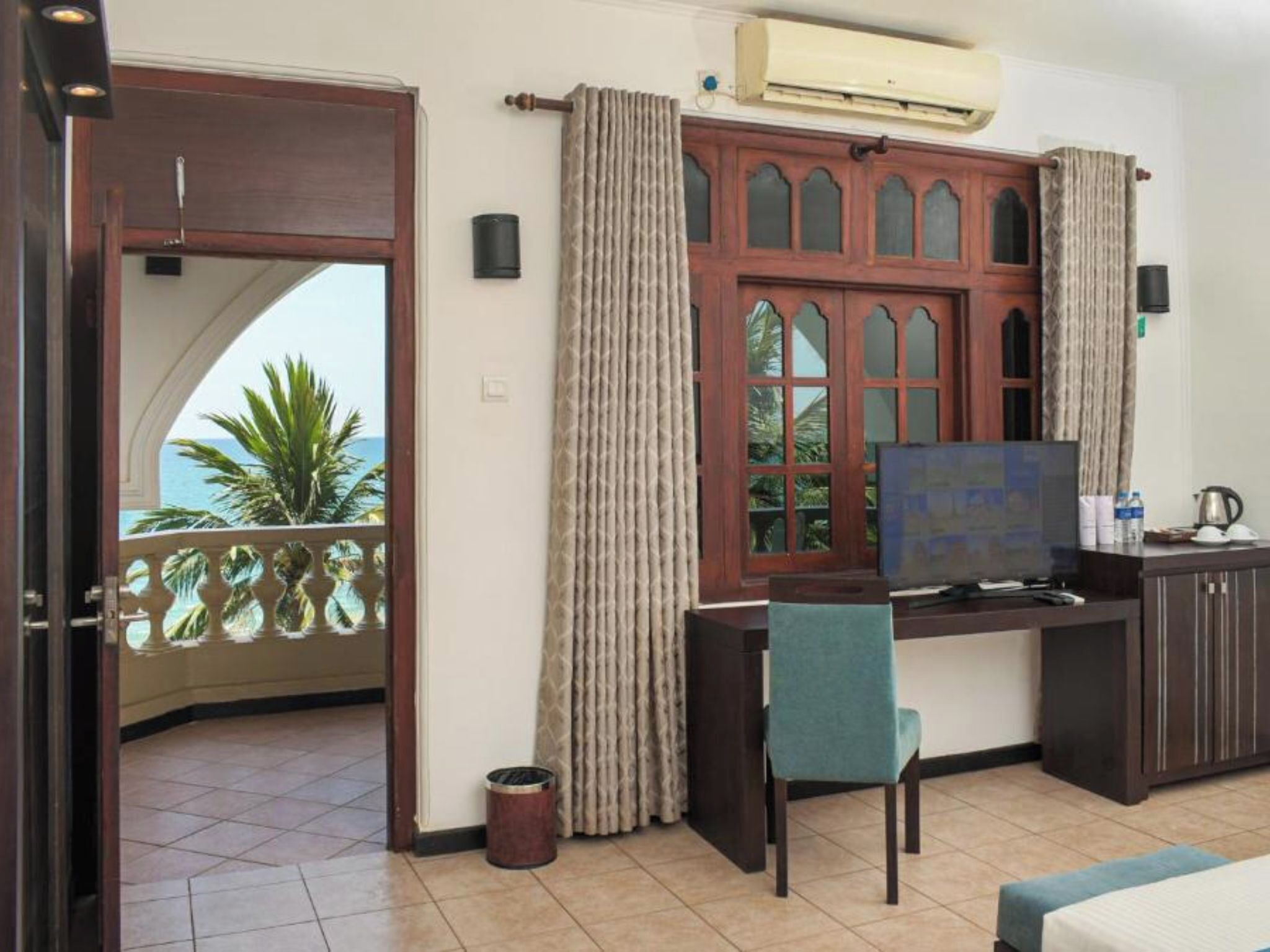 Deluxe Double or Twin Room | Living area | Flat-screen TV
