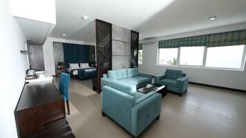 Suite Eksekutif, pemandangan laut | Ruang keluarga | TV layar datar