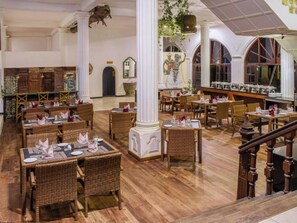 2 restaurants, international cuisine