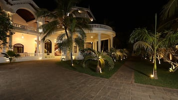 Fachada de la propiedad por la tarde o noche