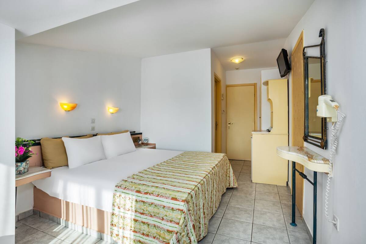 In-room safe, soundproofing, WiFi (free)