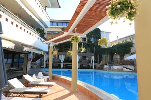 Outdoor pool, pool umbrellas, pool loungers - Philoxenia Spa Hotel (Kassandra)