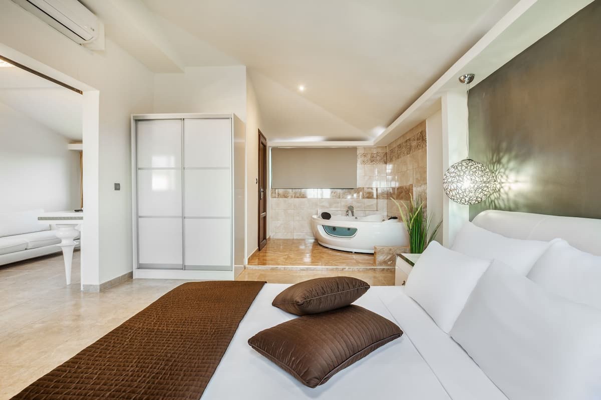 Suite Presidensial, 1 kamar tidur, jet tub | 1 kamar tidur, brankas, kedap suara, dan Wi-Fi gratis