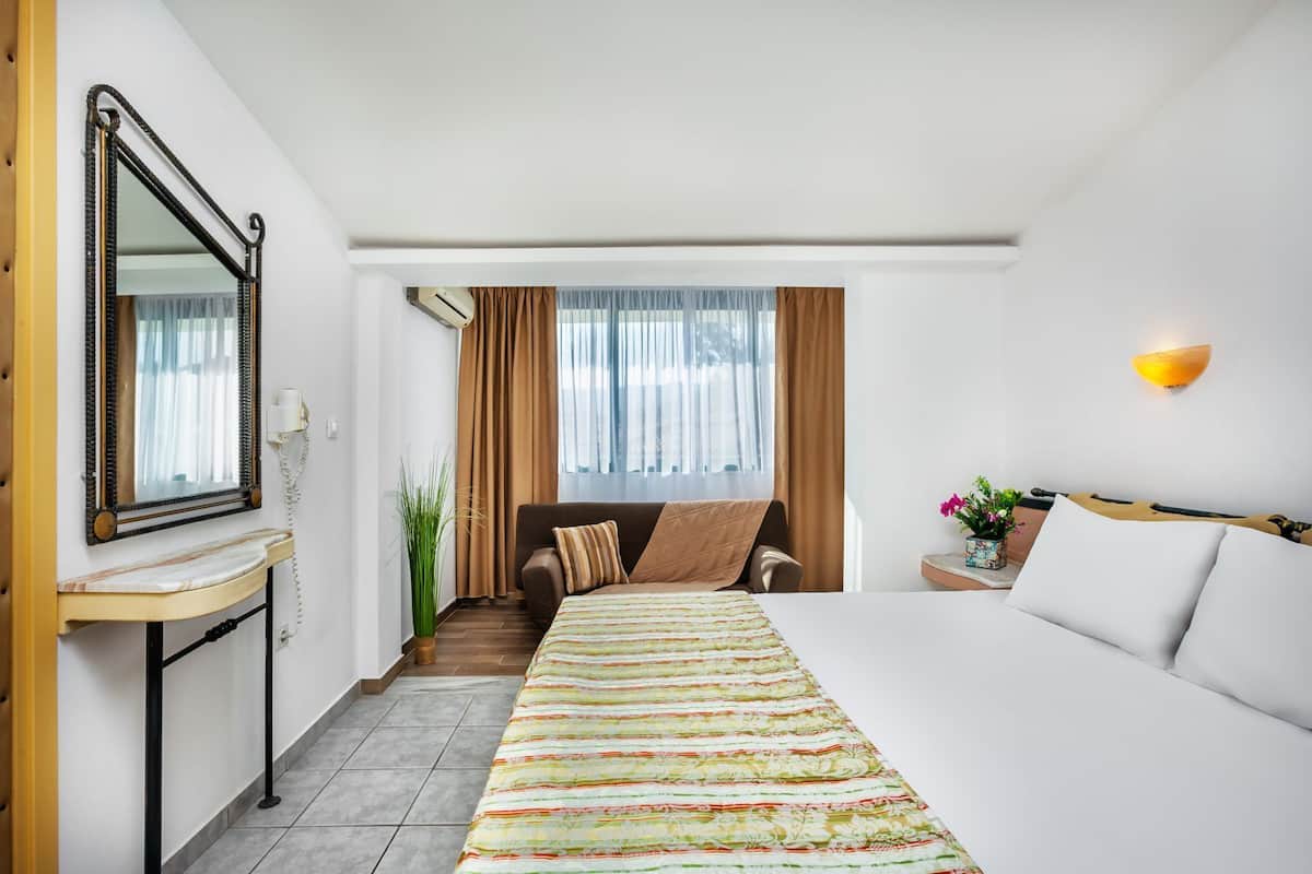 Superior Double Room | In-room safe, soundproofing, WiFi (free)