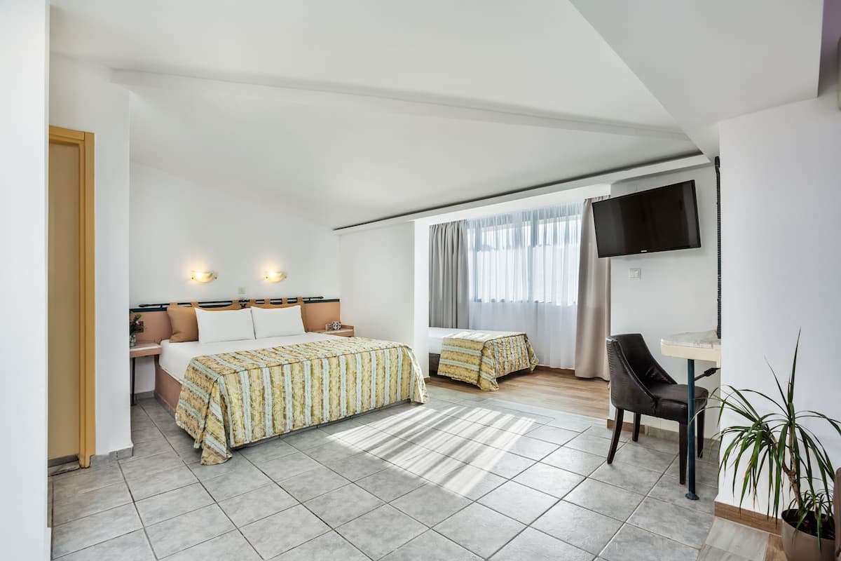 In-room safe, soundproofing, WiFi (free)