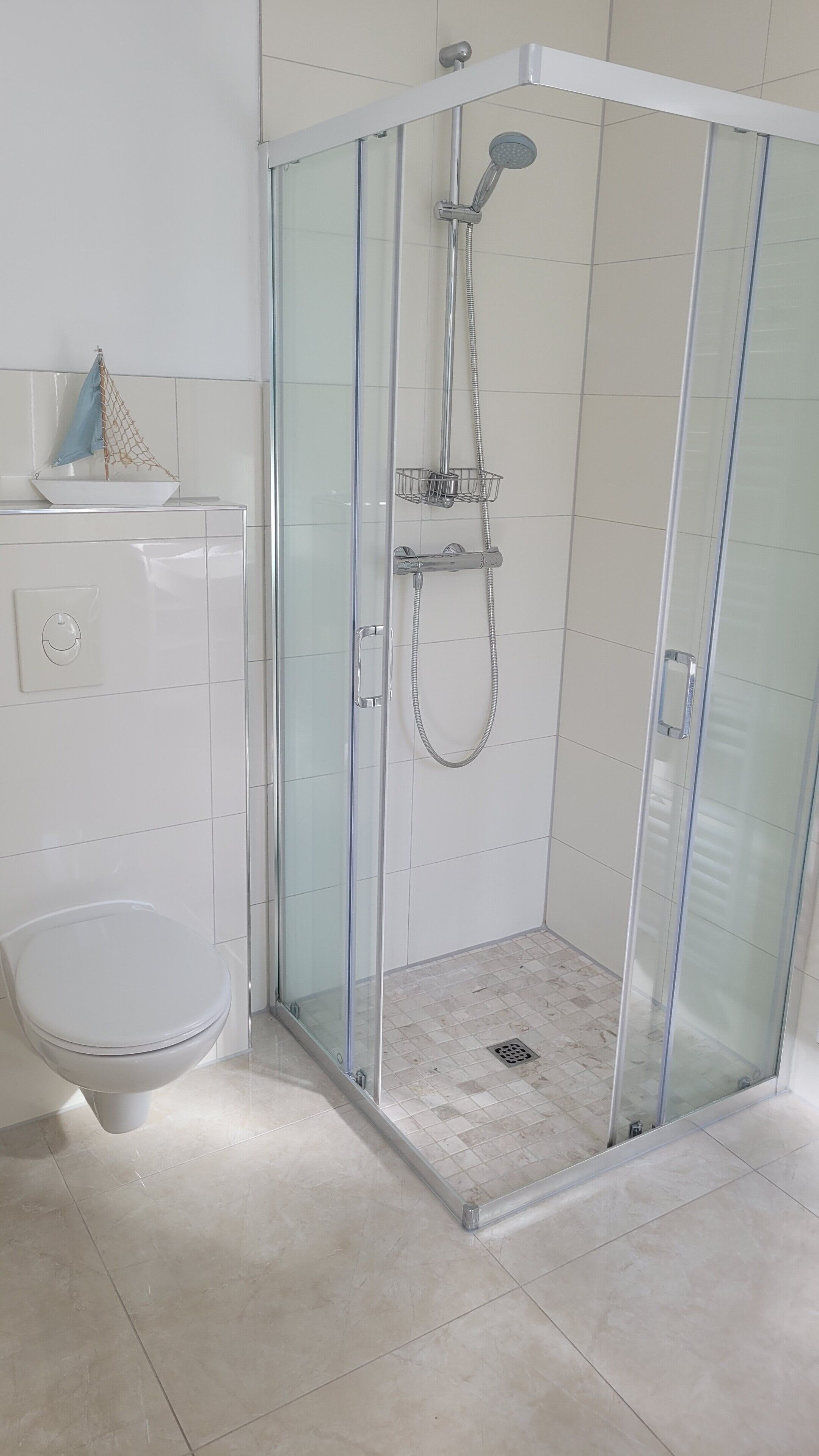 Dusche, Haartrockner, Handtücher