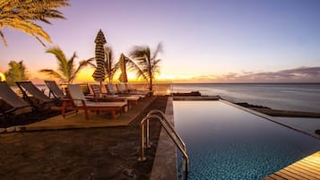 Piscine extérieure, chaises longues