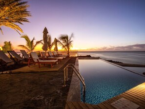 Piscine extérieure, chaises longues