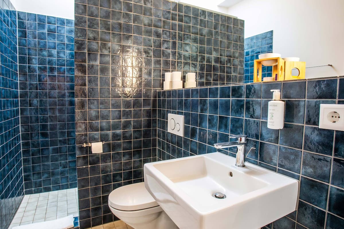 rainfall showerhead, eco-friendly toiletries, hair dryer, towels