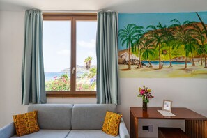 Habitación doble panorámica, vista al mar | Área de sala de estar